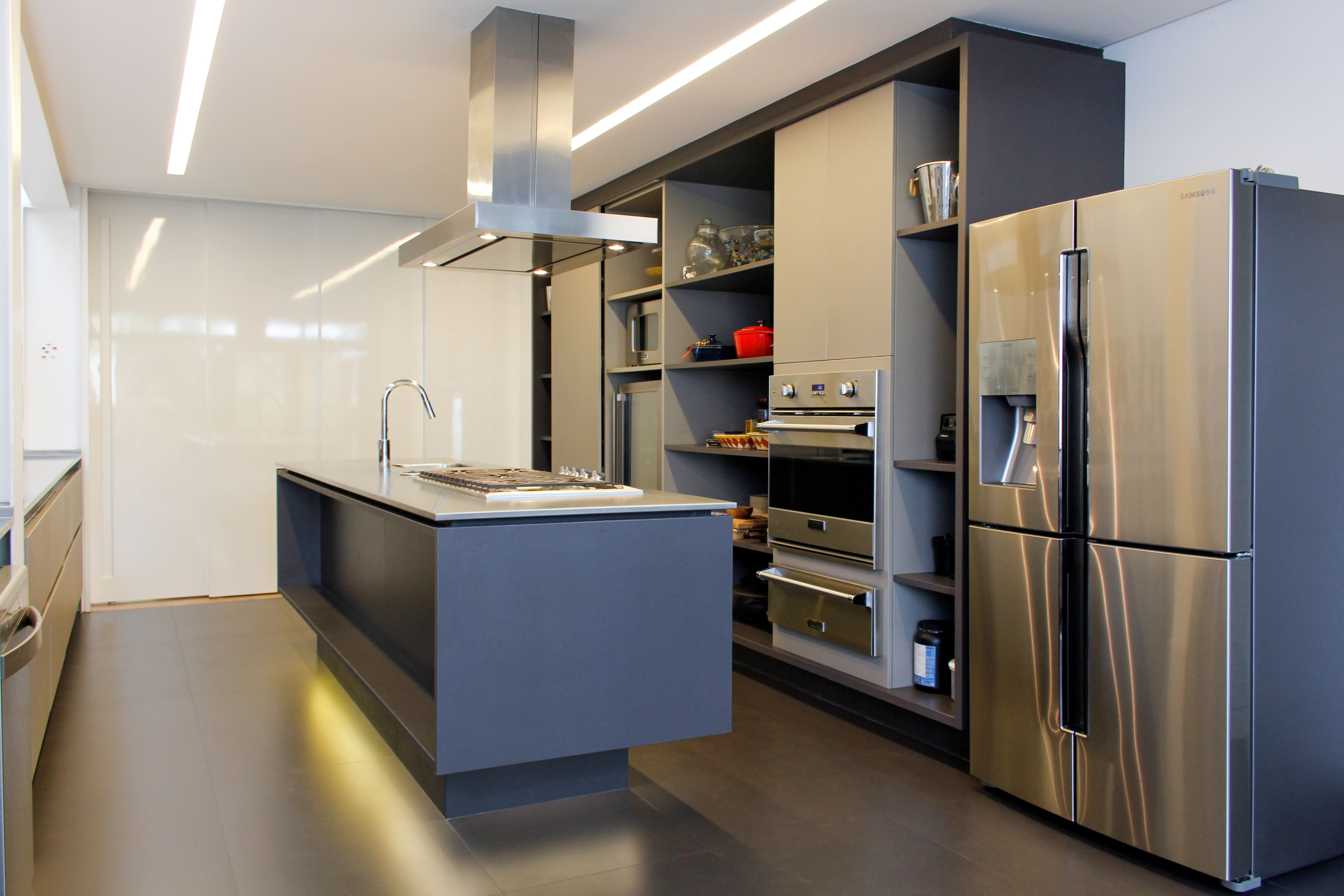 reforma cozinha ilha lourenço de almeida iluminação indireta sob bancada marcenaria armários kitchens bancada inox mekal piso porcelanato 60 x 120 caixilho preto azulejo lurca