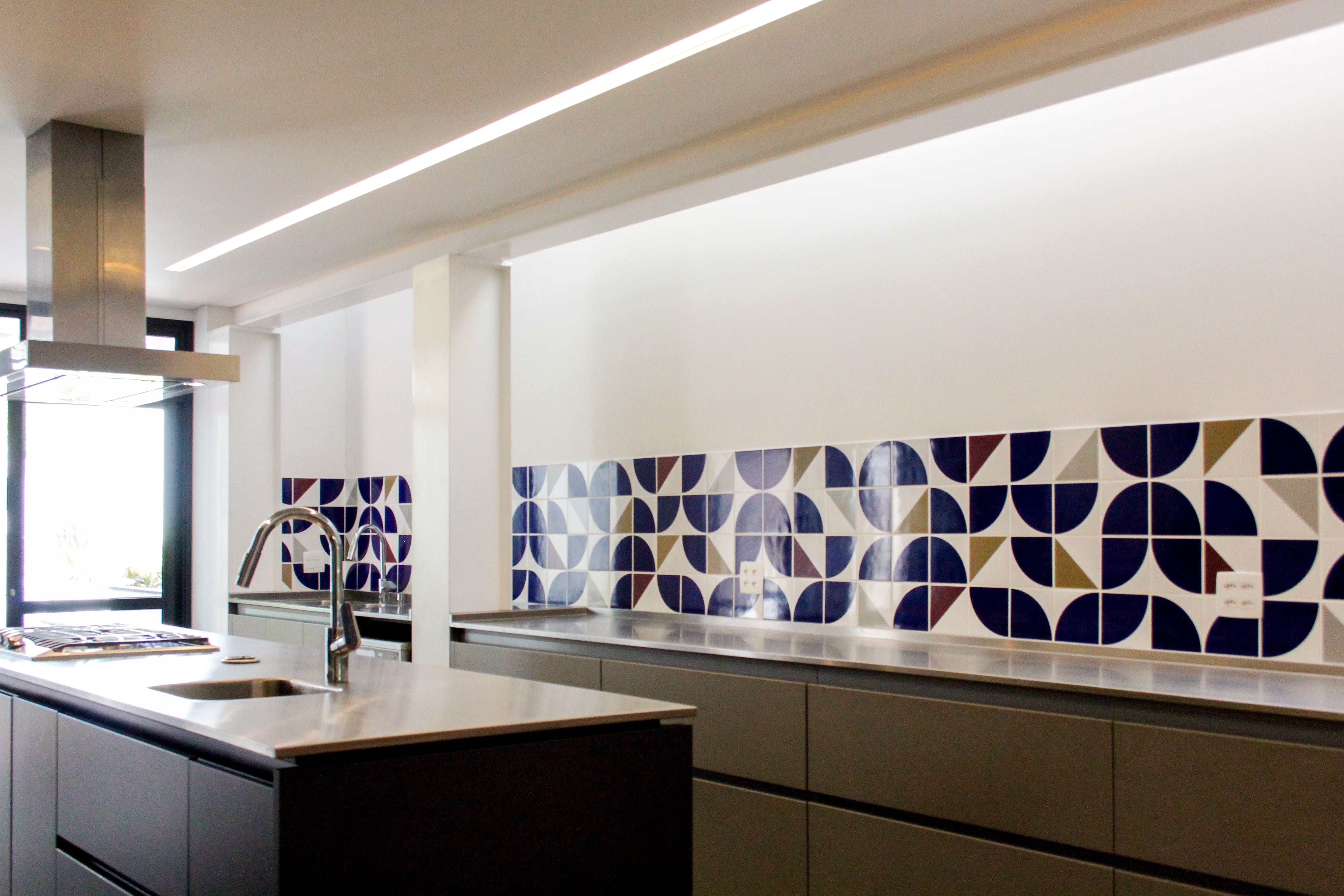 reforma cozinha ilha lourenço de almeida iluminação indireta sob bancada marcenaria armários kitchens bancada inox mekal piso porcelanato 60 x 120 caixilho preto azulejo lurca