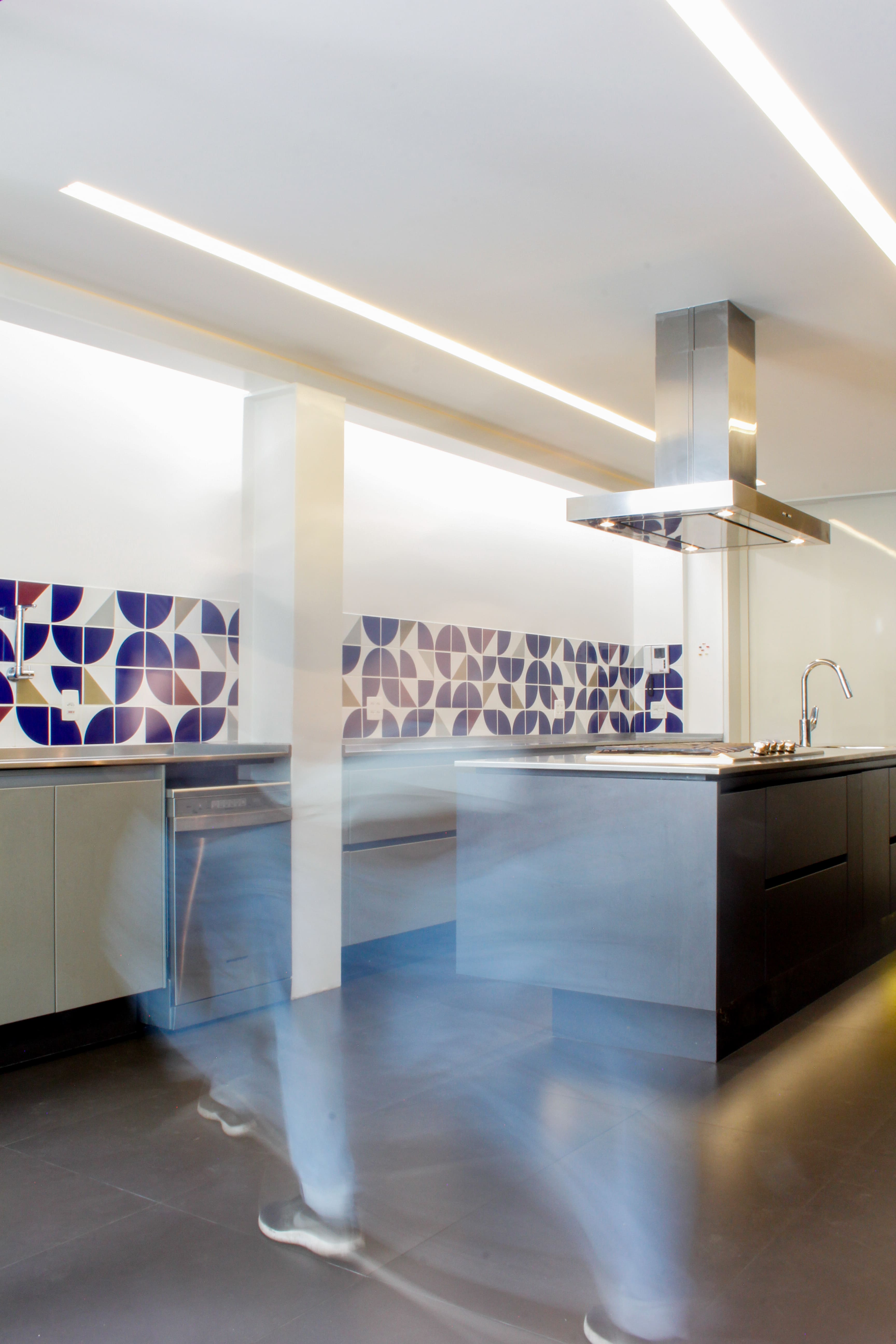 reforma cozinha ilha lourenço de almeida iluminação indireta sob bancada marcenaria armários kitchens bancada inox mekal piso porcelanato 60 x 120 caixilho preto azulejo lurca