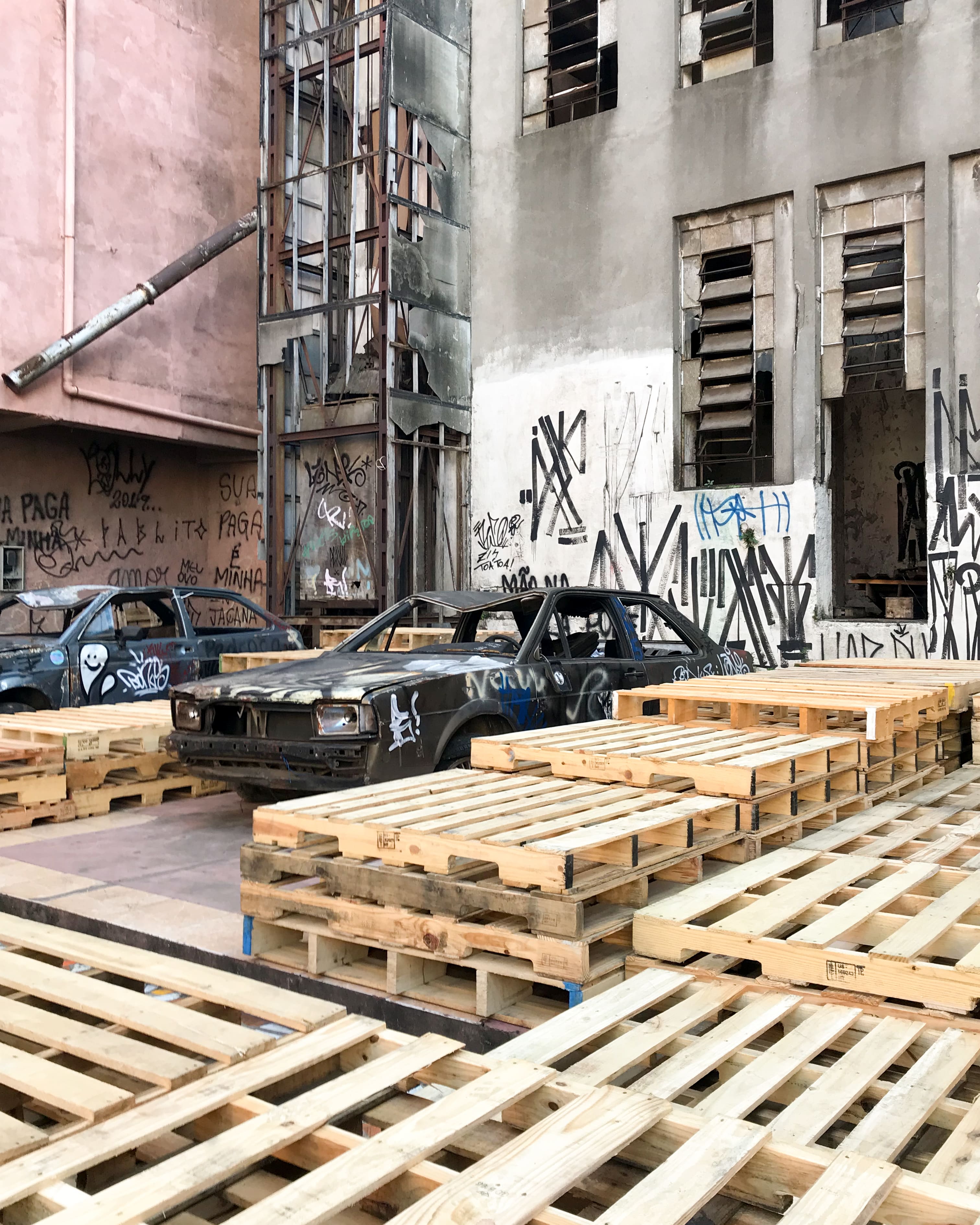 mamba negra 666 annnusss paletes pallets paralelepipedo fabriketa bras vila de galpões vilinha virilinha lounge pista palco mobiliário produção eventos techno festas festa