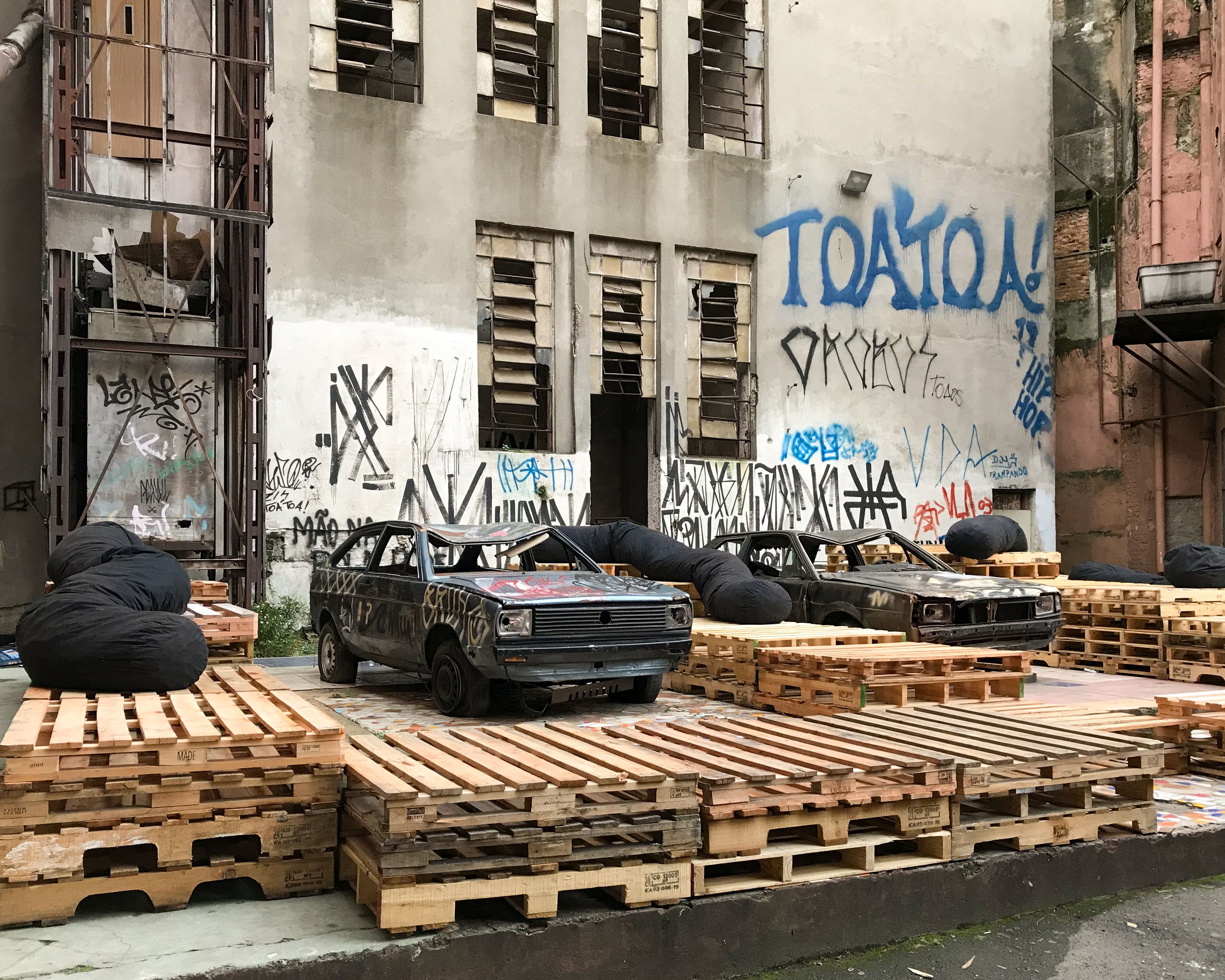 mamba negra 666 annnusss paletes pallets paralelepipedo fabriketa bras vila de galpões vilinha virilinha lounge pista palco mobiliário produção eventos techno festas festa