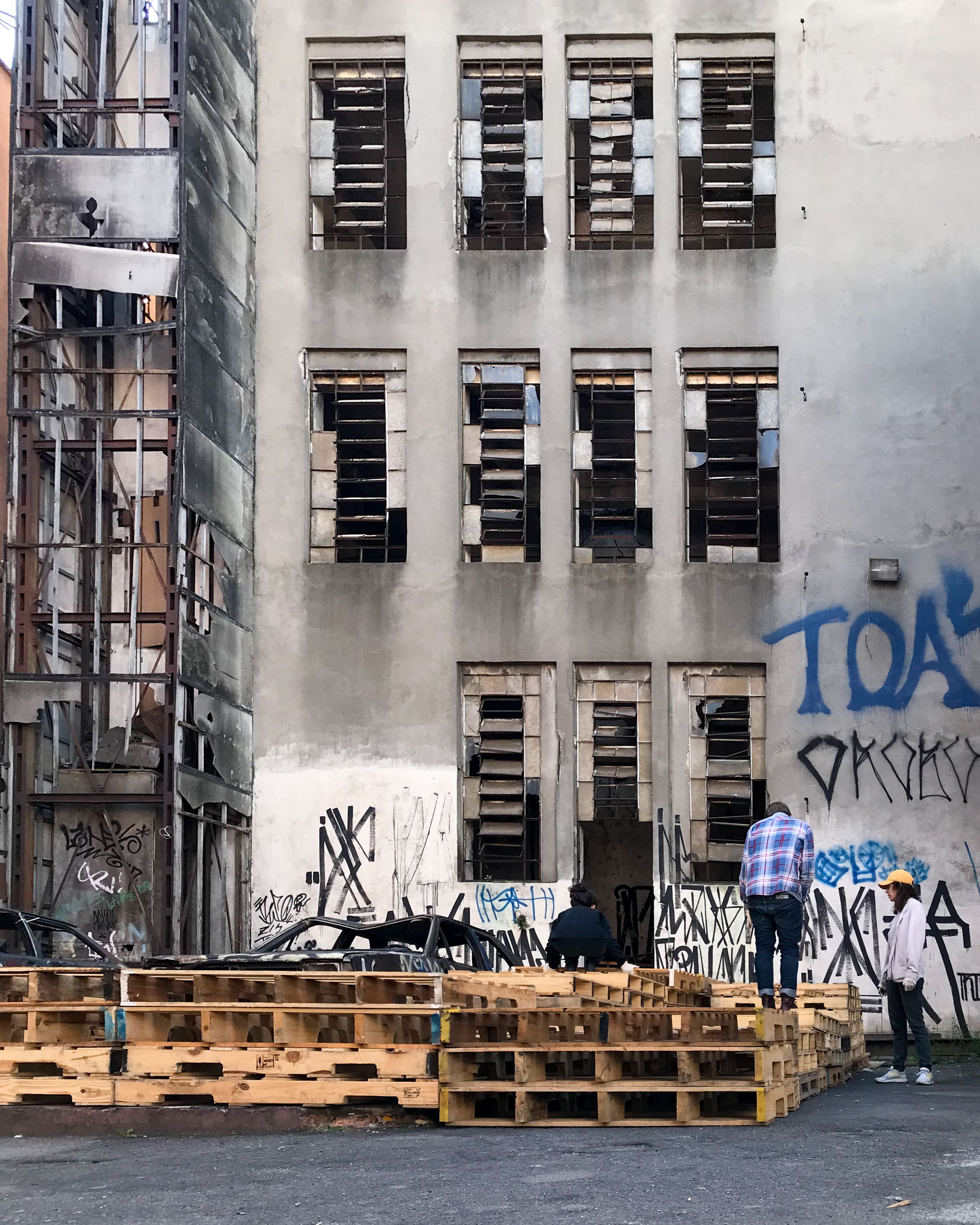 mamba negra 666 annnusss paletes pallets paralelepipedo fabriketa bras vila de galpões vilinha virilinha lounge pista palco mobiliário produção eventos techno festas festa